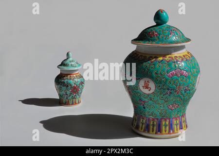 Petit pot chinois en poterie. pot turquoise avec couvercle. décor asiatique. plat à bijoux. petit récipient. Description: Dix mille. Banque D'Images