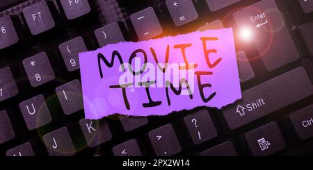 Affiche manuscrite heure du film, entreprise présente l'heure prévue ou réelle à laquelle commence un spectacle ou un film Banque D'Images