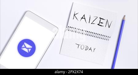 Rédaction affichant le texte Kaizen, Word pour une philosophie d'entreprise japonaise d'amélioration des pratiques de travail Banque D'Images