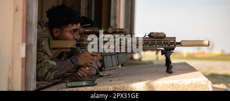 A ÉTATS-UNIS Infanterie de l'armée affectée à la section de sniper du 1st Bataillon, 16th infanterie Regiment, 1st Armored Brigade combat Team, 1st infanterie Division, tire un fusil semi-automatique M1101A1 dans un champ de sniper à fort Riley, Kansas, 18 avril 2023. Soldats du 1st BN., 16th Inf. Regt., a effectué des qualifications pour élargir leur compréhension des systèmes d'armes polyvalents. (É.-U. Photo de l'armée par le SPC. Charles Leitner) Banque D'Images