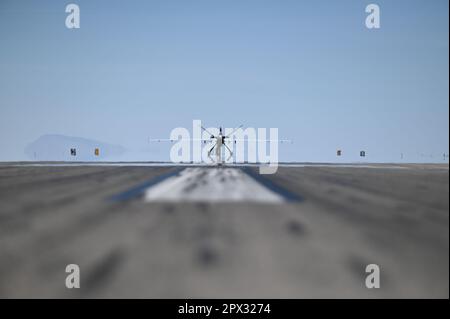 Un MQ-9 Reaper taxi le long de la piste, se préparant à présenter dans un éléphant à la base aérienne de Holloman, Nouveau-Mexique, 21 avril 2023. Le “M” est la désignation du DoD pour le multi-rôle, le “Q” signifie système d’avions télépilotés et le “9” est la neuvième série de systèmes d’avions télépilotés. (É.-U. Photo de la Force aérienne par Airman classe 1st Michelle Ferrari) Banque D'Images