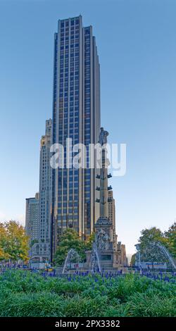 Le monument de Columbus et le Trump International Hotel & Tower dominent Columbus Circle, à l'angle sud-ouest de Central Park de Manhattan. Banque D'Images