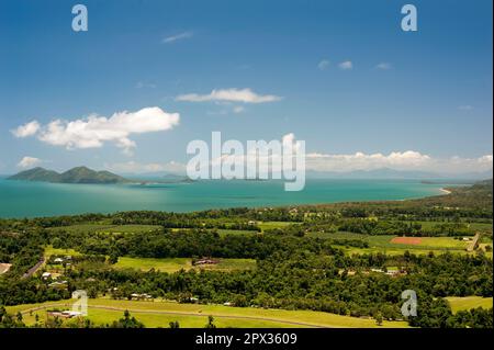 Vue panoramique sur Mission Beach, Queensland, Australie, avec vue sur les îles au large des champs verdoyants Banque D'Images