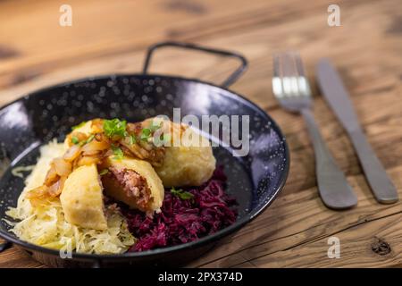 boulettes fourrées de viande fumée servies avec du chou rouge et blanc Banque D'Images