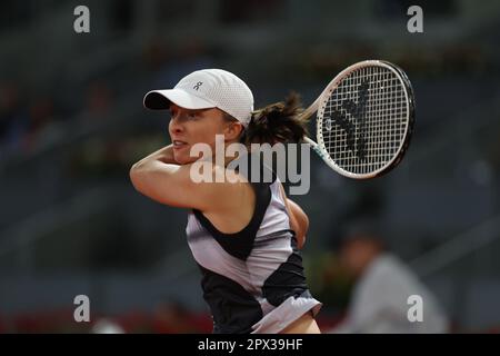 Madrid, Espagne. 02nd mai 2023. IGA Swiatek (Pol) en action pendant l'Open de Mutua Madrid 2023, tournoi de tennis Masters 1000 sur 1 mai 2023 à Caja Magica à Madrid, Espagne - photo Antoine Couvercelle/DPPI crédit: DPPI Media/Alamy Live News Banque D'Images