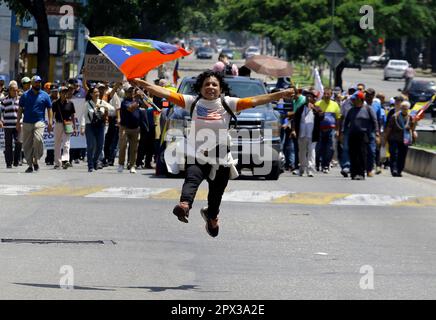 Valence, Carabobo, Venezuela. 1st mai 2023. 01 MAI 2023. Une femme effectue des sauts acrobatiques en marchant devant l'un des groupes qui se joindront à la marche pour la Journée internationale des travailleurs.les travailleurs vénézuélien ont défilé pour exiger une augmentation de salaire conformément à la réalité économique du pays et qui leur permet d'avoir le pouvoir d'achat, En commémoration de la journée internationale des travailleurs, dans la ville de Valence, état de Carabobo. Photo: Juan Carlos Hernandez (Credit image: © Juan Carlos Hernandez/ZUMA Press Wire) USAGE ÉDITORIAL SEULEMENT! Non destiné À un usage commercial ! Banque D'Images