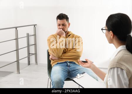 Psychothérapeute travaillant avec l'homme addictif de drogue à l'intérieur Banque D'Images