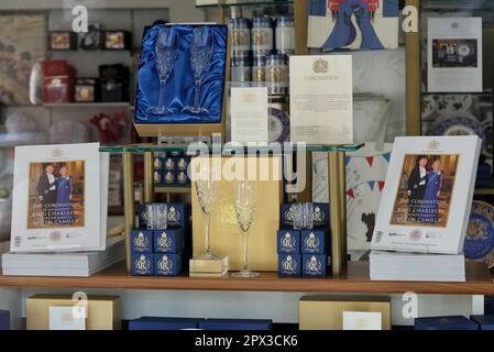 Londres, Royaume-Uni. Une sélection de cadeaux dans la boutique de cadeaux Buckingham Palace pendant la période du couronnement du roi. Banque D'Images