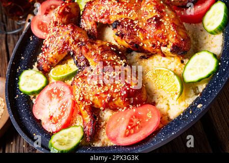 couscous avec ailes de poulet frites épicées Banque D'Images