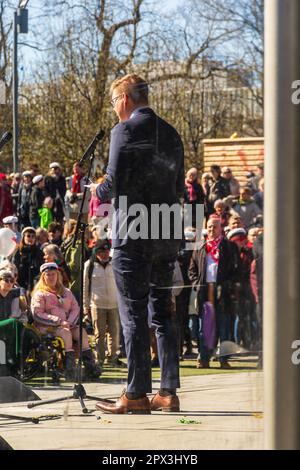 Le congressiste Antti Lindtman (SDP) tient un discours du jour de mai à Tampere, Finlande, un temps ensoleillé Banque D'Images