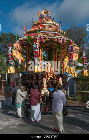 Char, abritant la divinité Ganesha, est sorti du temple au festival Mahotsavam Chariot 2023 de la communauté hindoue tamoule, Melbourne, Australie Banque D'Images