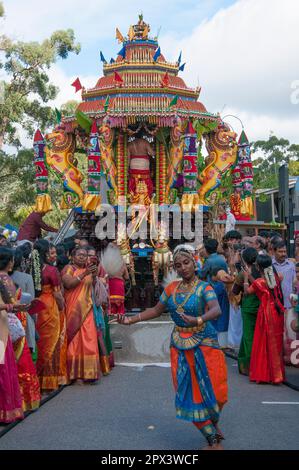 Une danseuse se produit pour la divinité au Mahotsavam Chariot Festival 2023 de la communauté hindoue, à Melbourne, en Australie Banque D'Images