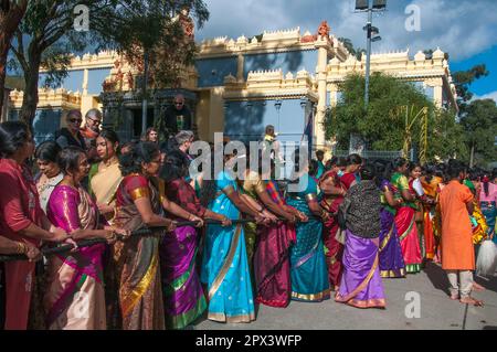 Les adorateurs féminins aident à transporter le char élaboré tenant une divinité, au Mahotsavam Chariot Festival 2023 de la communauté hindoue, à Melbourne, en Australie Banque D'Images