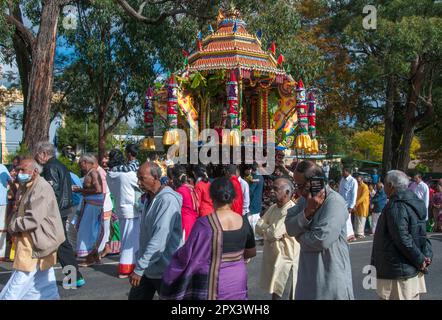 Char, abritant la divinité Ganesha, est sorti du temple au festival Mahotsavam Chariot 2023 de la communauté hindoue tamoule, Melbourne, Australie Banque D'Images