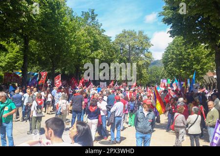 Oviedo, Asturies, Espagne. 1st mai 2023. Oviedo, Espagne, 1 mai 2023: Des milliers de personnes se sont rassemblées dans les rues d'Oviedo lors de la démonstration de 1 mai 2023, augmenter les salaires, baisser les prix, distribuer des prestations, Sur 1 mai 2023, à Oviedo, Espagne. (Credit image: © Alberto Brevers/Pacific Press via ZUMA Press Wire) USAGE ÉDITORIAL SEULEMENT! Non destiné À un usage commercial ! Banque D'Images