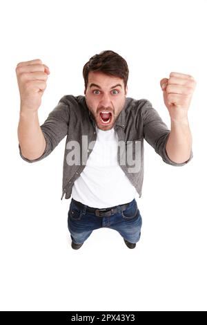 Rage. Photo en grand angle d'un jeune homme en colère en studio qui secoue ses poings de fureur Banque D'Images