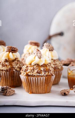 Cupcakes de pacanes au caramel aux épices et à la citrouille avec glaçage au fromage à la crème Banque D'Images