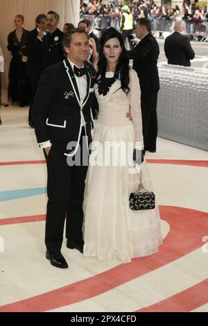 New York, États-Unis. 01st mai 2023. Harry Kargman, Jill Kargman sur le tapis rouge pendant le Gala de 2023 a rencontré en l'honneur de Karl Lagerfeld, Une ligne de beauté, tenue au Metropolitan Museum of Art de New York, Etats-Unis, lundi 1 mai 2023. Crédit : Jennifer Graylock/Alamy Live News Banque D'Images