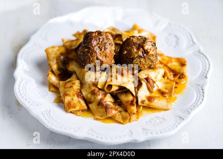 cuisine italienne rustique de confort traditionnel pappardelle dans la sauce bolognaise meatball Banque D'Images