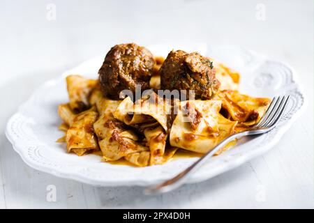 cuisine italienne rustique de confort traditionnel pappardelle dans la sauce bolognaise meatball Banque D'Images