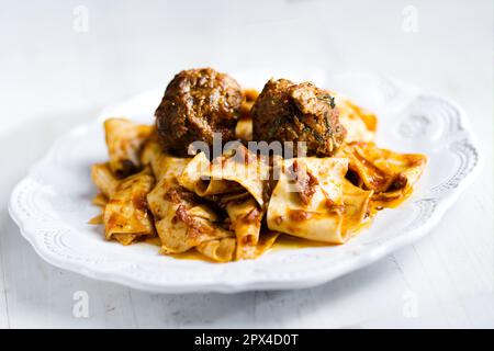 cuisine italienne rustique de confort traditionnel pappardelle dans la sauce bolognaise meatball Banque D'Images