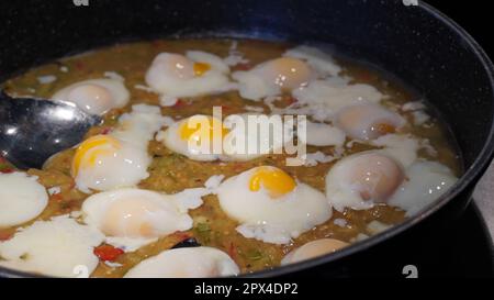 Shakshuka servi dans une casserole. Plat traditionnel du Moyen-Orient avec œufs pochés et sauce tomate Banque D'Images