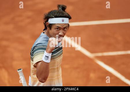 Madrid, Espagne. 1st mai 2023. Zhang Zhizhen, de Chine, célèbre après avoir remporté le match des hommes célibataires de 32 contre Cameron Norrie, de Grande-Bretagne, au tournoi de tennis de Madrid Open à Madrid, Espagne, 1 mai 2023. Credit: Meng Dingbo/Xinhua/Alay Live News Banque D'Images