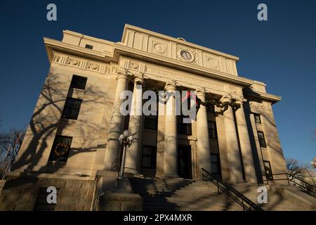 Prescott, Arizona, États-Unis - 9 janvier 2022 : la lumière du coucher du soleil brille sur le palais de justice historique du centre-ville de Prescott. Banque D'Images