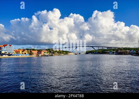 Vue sur le pont de la Reine Juliana à Willemstad sur Curaçao Banque D'Images