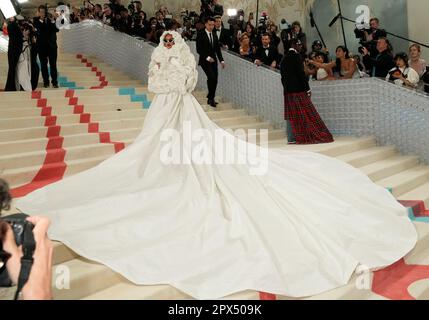 New York, États-Unis. 01st mai 2023. Rihannna sur le tapis rouge pendant le Gala de rencontre 2023 en l'honneur de Karl Lagerfeld, Une ligne de beauté, tenu au Metropolitan Museum of Art de New York, Etats-Unis, lundi 1 mai 2023. Crédit : Jennifer Graylock/Alamy Live News Banque D'Images