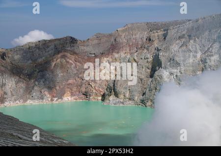 Lac turquoise vert avec vapeur provenant de l'évent dans le cratère, Mont Ijen, Java-est, Indonésie Banque D'Images