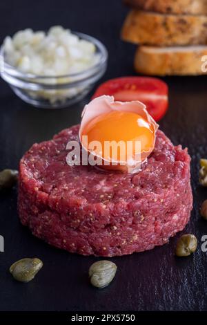 steak tartare sur ardoise noire Banque D'Images