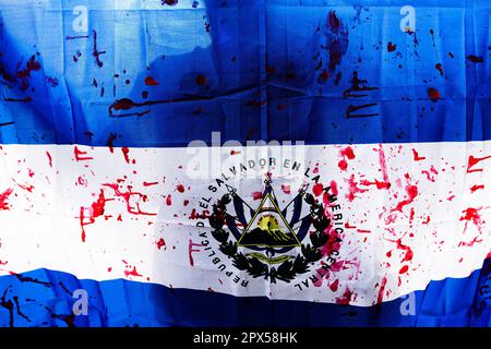 San Salvador, El Salvador. 01st mai 2023. Un manifestant tient un drapeau d'El Salvador plein de sang lors d'une manifestation à l'occasion de la Journée internationale des travailleurs contre le gouvernement salvadorien alors que le président d'El Salvador Nayib Bukele insiste pour sa réélection jugée inconstitutionnelle par l'opposition, le coût élevé de la vie et les violations des droits de l'homme. (Photo de Camilo Freedman/SOPA Images/Sipa USA) crédit: SIPA USA/Alay Live News Banque D'Images