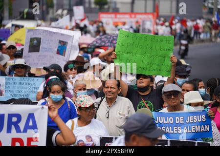 San Salvador, El Salvador. 01st mai 2023. Les manifestants défilent lors de la journée internationale des travailleurs contre le gouvernement salvadorien alors que le président d'El Salvador Nayib Bukele insiste pour sa réélection jugée inconstitutionnelle par l'opposition, le coût élevé de la vie et les violations des droits de l'homme. (Photo de Camilo Freedman/SOPA Images/Sipa USA) crédit: SIPA USA/Alay Live News Banque D'Images