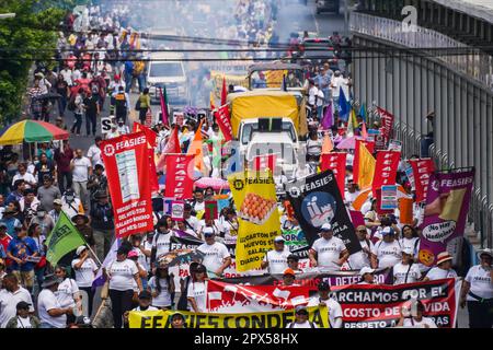 San Salvador, El Salvador. 01st mai 2023. Les manifestants défilent lors de la journée internationale des travailleurs contre le gouvernement salvadorien alors que le président d'El Salvador Nayib Bukele insiste pour sa réélection jugée inconstitutionnelle par l'opposition, le coût élevé de la vie et les violations des droits de l'homme. (Photo de Camilo Freedman/SOPA Images/Sipa USA) crédit: SIPA USA/Alay Live News Banque D'Images