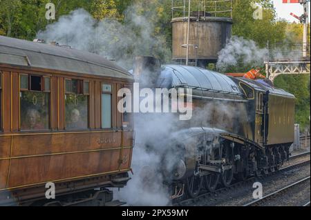 La célèbre locomotive à vapeur Sir Nigel Gresley, présentée ici à Grosmont, sur le chemin de fer North Yorkshire Moors, dans le North Yorkshire. Banque D'Images