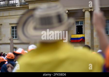 Bogota, Colombie. 01st mai 2023. Les partisans du gouvernement ont quelques instants avant le discours du président colombien Gustavo Petro sur la Journée internationale du travail au palais présidentiel de Narino à Bogota, en Colombie, sur 1 mai 2023. Photo par: Cristian Bayona/long Visual Press crédit: Long Visual Press/Alay Live News Banque D'Images