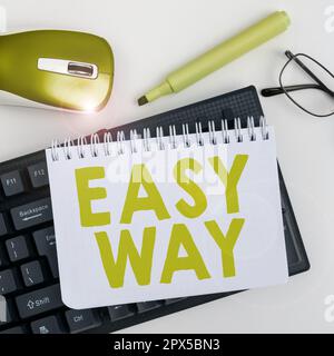 Affiche affichant la manière facile, mot écrit sur la prise de décision difficile entre deux méthode de moins et plus d'effort Banque D'Images