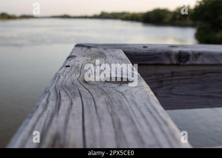 Chemin de fer de pont en bois sur la rivière proche vieux . Photo de haute qualité Banque D'Images