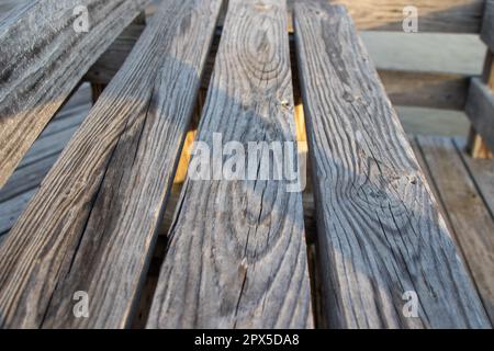 Bancs de pont en bois sur la rivière gros plan vieux . Photo de haute qualité Banque D'Images