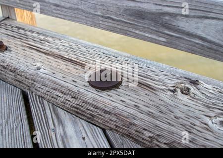 Les boulons de la planche de pont en bois ont été retirés vieux . Photo de haute qualité Banque D'Images