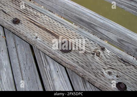 Les boulons de la planche de pont en bois ont été retirés vieux . Photo de haute qualité Banque D'Images