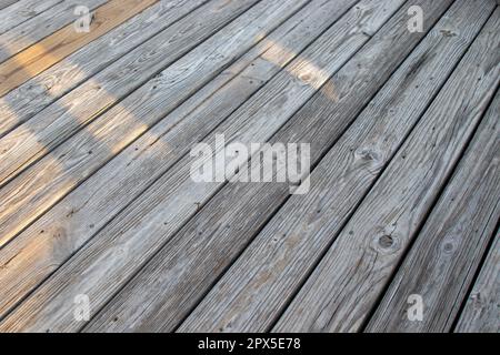 Chemin de fer de pont en bois sur la rivière proche vieux . Photo de haute qualité Banque D'Images