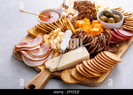 Plateau de charcuterie ou plateau de fromages avec une variété de fromages, de viande et d'autres en-cas Banque D'Images
