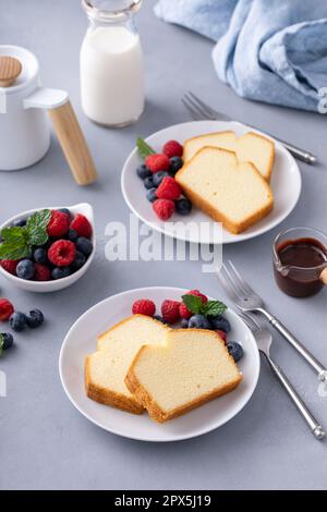 Gâteau classique en tranches servi avec des framboises fraîches et des myrtilles Banque D'Images