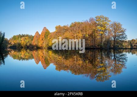 Image panoramique du magnifique et idyllique lac de Bensberg, Bergisch Gladbach, Allemagne Banque D'Images