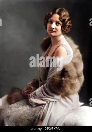 1930 , décembre , BELGIQUE : Reine ASTRID de BELGIQUE ( née princesse de Suède , 1905 - 1935 ). Photo de EVA BARRETT ( 1879 - 1949 ), Roma , Italie . COLORISÉ NUMÉRIQUEMENT .- Maison du BRABANT - BRABANTE - REGINA - royauté belge - nobili - nobiltà - principessa reale - BELGIO - portrait - SVEZIA - HISTOIRE - FOTO STORICHE - MODE - MODA FEMMINILE - fourrure - collier - pelliccia - collana - col - ANNI TRENTA - années 30 - '30 --- Archivio GBB Banque D'Images