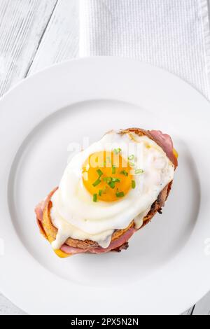 Croque madame sandwich chaud fait avec du jambon, des oeufs et du fromage Banque D'Images