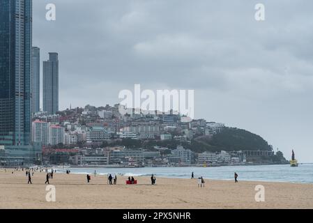 Plage Haeundae avec vue sur la ville de Busan. Banque D'Images