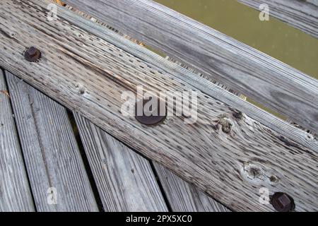 Les boulons de la planche de pont en bois ont été retirés vieux . Photo de haute qualité Banque D'Images